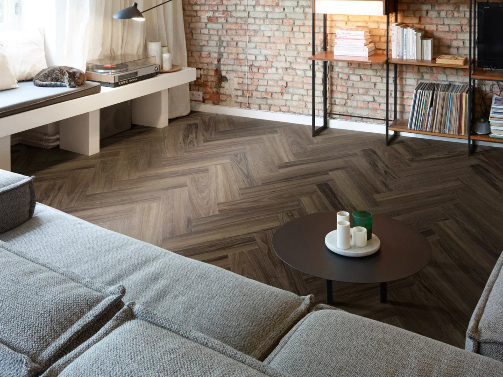 Modernes Wohnzimmer mit dunklem Vinylboden im Fischgrät Design von Coretec Naturals