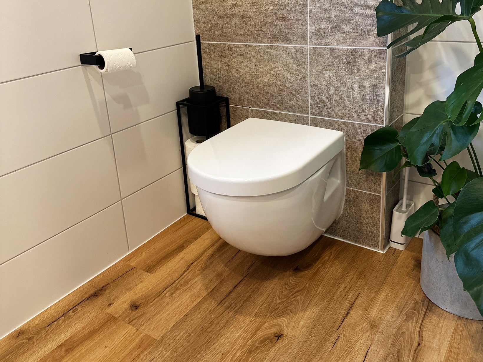 Gemütliches Badezimmer mit Vinylboden in Holzoptik