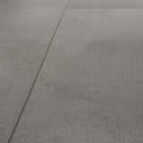 Nahaufnahme lackierte 4V-Fase Klick-Vinyl Beton Saalbach Fliese in Betonoptik