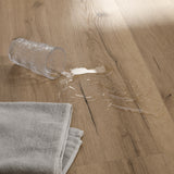 Umgekipptes Getränk auf Klick-Vinyl Eiche Aurach ist kein Problem, denn dieser Boden ist 100% wasserfest