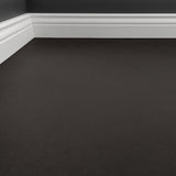 Nahaufnahme Klick-Vinyl Stein Haselbach schwarzes Dekor mit Hamburger Sockelleiste