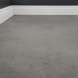 Nahaufnahme Klick-Vinyl Beton Rheine graues Dekor mit Hamburger Sockelleiste