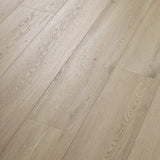 Nahaufnahme lackierte 2V-Fase Klick-Vinyl Eiche Cleveland Oak 52 Langdiele in Holzoptik