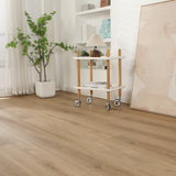 Wohnzimmer Raumbild mit Klick-Vinyl Eiche Leda Langdiele in Holzoptik mit Synchronprägung