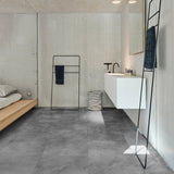 Badezimmer Raumbild mit Klick-Vinyl Stein Cloud Fliese in Steinoptik mit Prägung