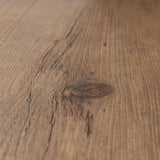 Closeup von Klick-Vinyl Eiche Sankt Peter Ording rustikales Dekor in Holzoptik Astloch Detail