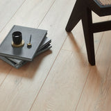 Detailiertes Raumbild von COREtec Klick-Vinyl Eiche Egmont markantes Dekor in Holzoptik mit lackierter 2V-Fase