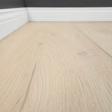 Klick Vinyl Kollektion Deluxe Plus Boden Eiche Lichtenstein Braun mit integriertem Trittschall von Bodenglück Close Up mit Sockelleiste