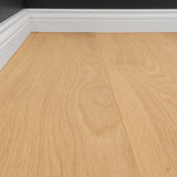 Closeup mit Sockelleisten Natur Parkett Johanna Eiche Dezent