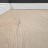 Klick Vinyl Kollektion Deluxe Plus Boden Eiche Marienburg Braun mit integriertem Trittschall von Bodenglück Close Up mit Sockelleiste