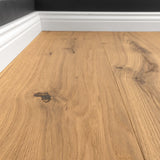 Closeup mit Sockelleisten Natur Parkett Max Eiche Rustikal