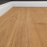 Closeup mit sockelleisten Natur Parkett Theresa Eiche Dezent