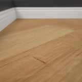 Closeup mit Sockelleisten Natur Parkett Clara Eiche Dezent Fischgrät