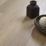 Klick Vinyl Kollektion Deluxe Plus Boden Eiche Glücksburg Braun mit integriertem Trittschall von Bodenglück Raumbild