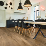 Klick Vinyl Kollektion Deluxe Plus Boden Eiche Löwenburg Braun mit integriertem Trittschall von Bodenglück Raumbild vom Esszimmer