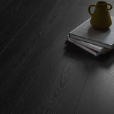 Klick Vinyl Kollektion Deluxe Plus Boden Eiche Moritzburg Schwarz mit integriertem Trittschall von Bodenglück Raumbild