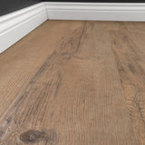 Detailbild von Klick-Vinyl Eiche Sankt Peter Ording rustikales Dekor in Holzoptik mit Hamburger Sockelleiste