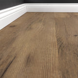 Detailbild von Klick-Vinyl Eiche Jever rustikales Dekor in Holzoptik mit Hamburger Sockelleiste