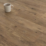 Verlegebild mit Perspektive von Klick-Vinyl Eiche Jever rustikales Dekor in Holzoptik mit Microfase