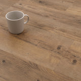 Verlegebild mit Perspektive von Klick-Vinyl Eiche Sankt Peter Ording rustikales Dekor in Holzoptik mit Microfase