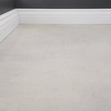 Detailbild von Klebe-Vinyl Beton Cloppenburg dezentes Dekor in Fliesenoptik mit Hamburger Sockelleiste