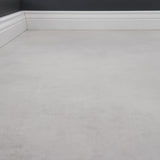 Detailbild von Klebe-Vinyl Beton Nordhorn dezentes Dekor in Fliesenoptik mit Hamburger Sockelleiste