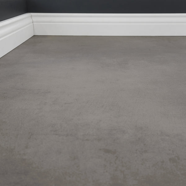 Detailbild von Klebe-Vinyl Beton Rheine dezentes Dekor in Fliesenoptik mit Hamburger Sockelleiste