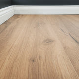 Detailbild von Klebe-Vinyl Eiche Wangerooge rustikales Dekor in Holzoptik mit Hamburger Sockelleiste