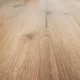 Closeup von Klebe-Vinyl Eiche Wangerooge rustikales Dekor in Holzoptik detaillierte Maserung