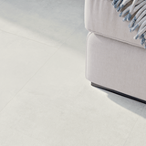 Sofa Closeup Klebe-Vinyl Beton Cloppenburg dezentes Dekor in Fliesenoptik