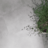 Lifestylebild von Klebe-Vinyl Beton Nordhorn dezentes Dekor in Fliesenoptik