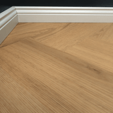 Detailbild von Klick-Vinyl Eiche Föhr dezentes Dekor in Holzoptik mit Hamburger Sockelleiste