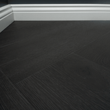 Detailbild von Klick-Vinyl Eiche Mellum dezentes Dekor in Holzoptik mit Hamburger Sockelleiste