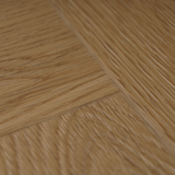 Closeup von Klick-Vinyl Eiche Sylt dezentes Dekor in Holzoptik detaillierte Maserung