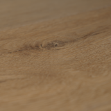 Nahaufnahme von Klick-Vinyl Eiche Sylt dezentes Dekor in Holzoptik Astloch Detail