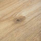 Closeup von Klick-Vinyl Eiche Fensdorf markantes Dekor in Holzoptik Astloch