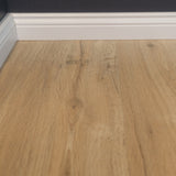 Verlegebild mit Sockelleiste von Klick-Vinyl Eiche Fensdorf markantes Dekor in Holzoptik mit Microfase