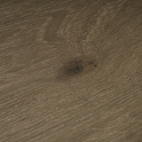 Closeup von Klick-Vinyl Eiche Frankenau markantes Dekor in Holzoptik Astloch Detail