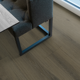 Esszimmer Raumbild von Klick-Vinyl Eiche Frankenau markantes Dekor in Holzoptik