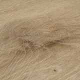 Closeup von Klick-Vinyl Eiche Frankenfeld markantes Dekor in Holzoptik Astloch Detail