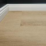 Detailbild von Klick-Vinyl Eiche Frankenfeld markantes Dekor in Holzoptik mit Hamburger Sockelleiste