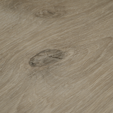 Closeup von Klick-Vinyl Eiche Frankenthal rustikales Dekor in Holzoptik Astloch Detail