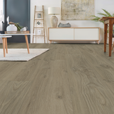 Wohnzimmer Raumbild von Klick-Vinyl Eiche Frankenthal rustikales Dekor in Holzoptik