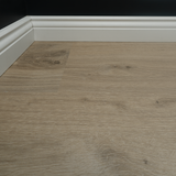 Detailbild von Klick-Vinyl Eiche Frankenthal rustikales Dekor in Holzoptik mit Hamburger Sockelleiste