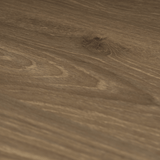 Closeup von Klick-Vinyl Eiche Friesoythe rustikales Dekor in Holzoptik detaillierte Maserung