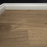 Detailbild von Klick-Vinyl Eiche Friesoythe rustikales Dekor in Holzoptik mit Hamburger Sockelleiste