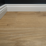 Detailbild von Klick-Vinyl Eiche Frohburg rustikales Dekor in Holzoptik mit Hamburger Sockelleiste