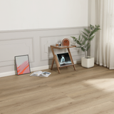 Lifestylebild von Klick-Vinyl Eiche Alster markantes Dekor in Holzoptik