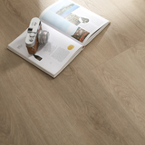 Lifestylebild von Klick-Vinyl Eiche Alster markantes Dekor in Holzoptik