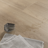 Detailbild von Klick-Vinyl Eiche Alster wasserfest mit pflegeleichter Oberfläche